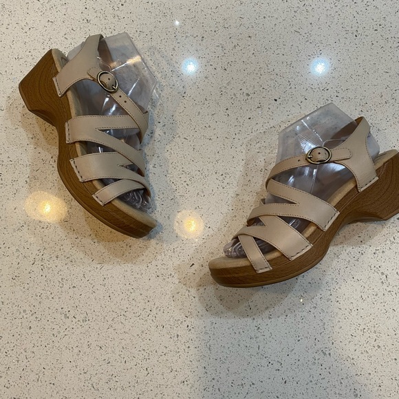 Dansko Size 39 EU 8.5-9  US Leather Strap Open Toe Beige Sandals - Picture 3 of 15